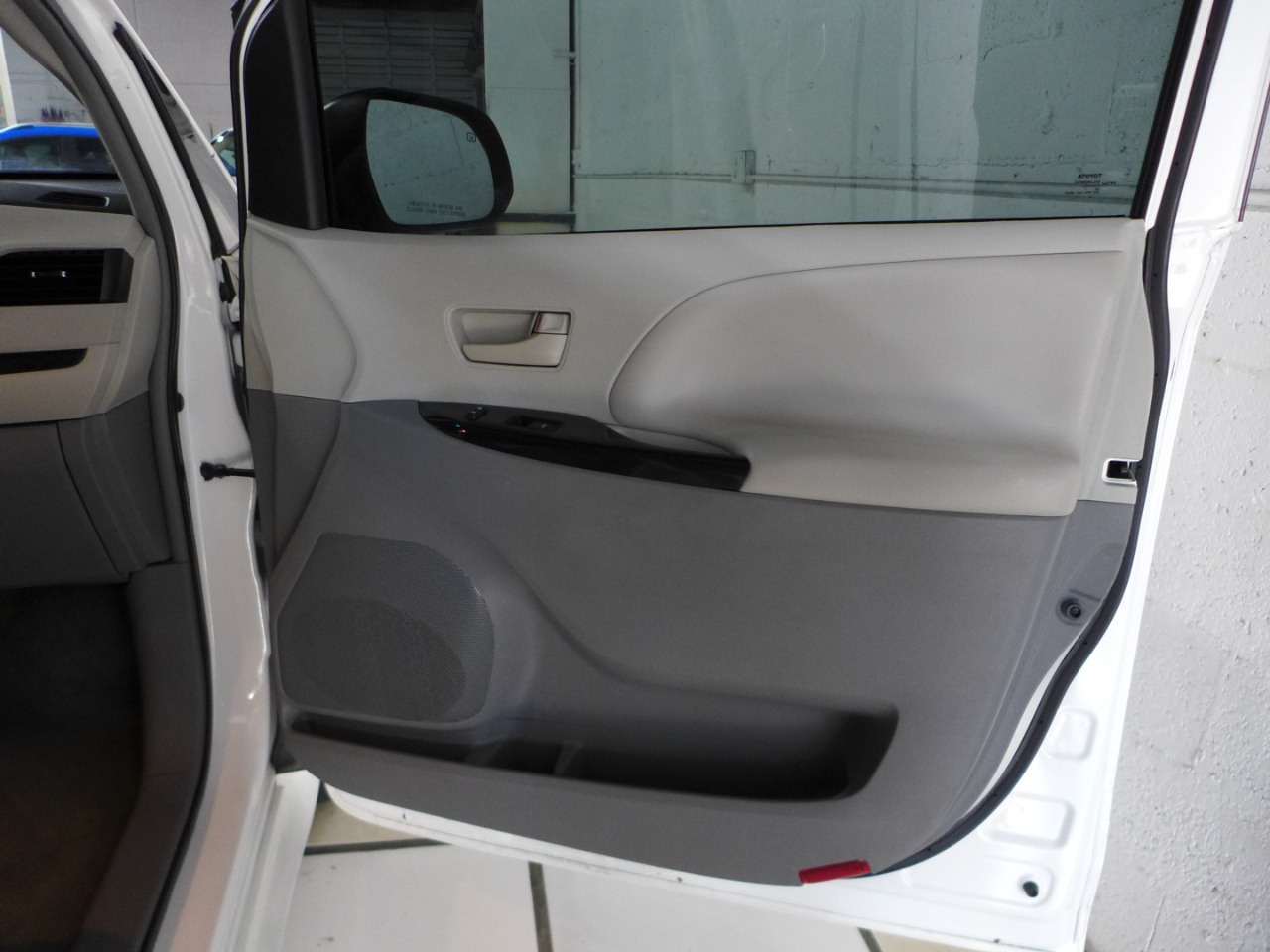 Toyota Sienna LE FWD 8-Passenger V6 2012