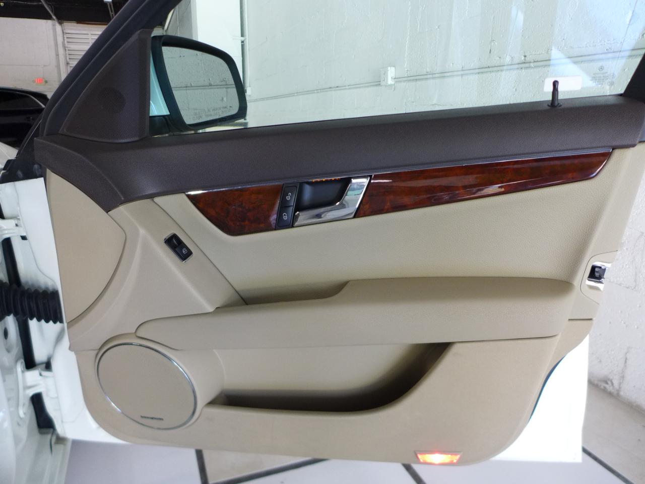 Mercedes-Benz C-Class C300 4MATIC Luxury Sedan 2009