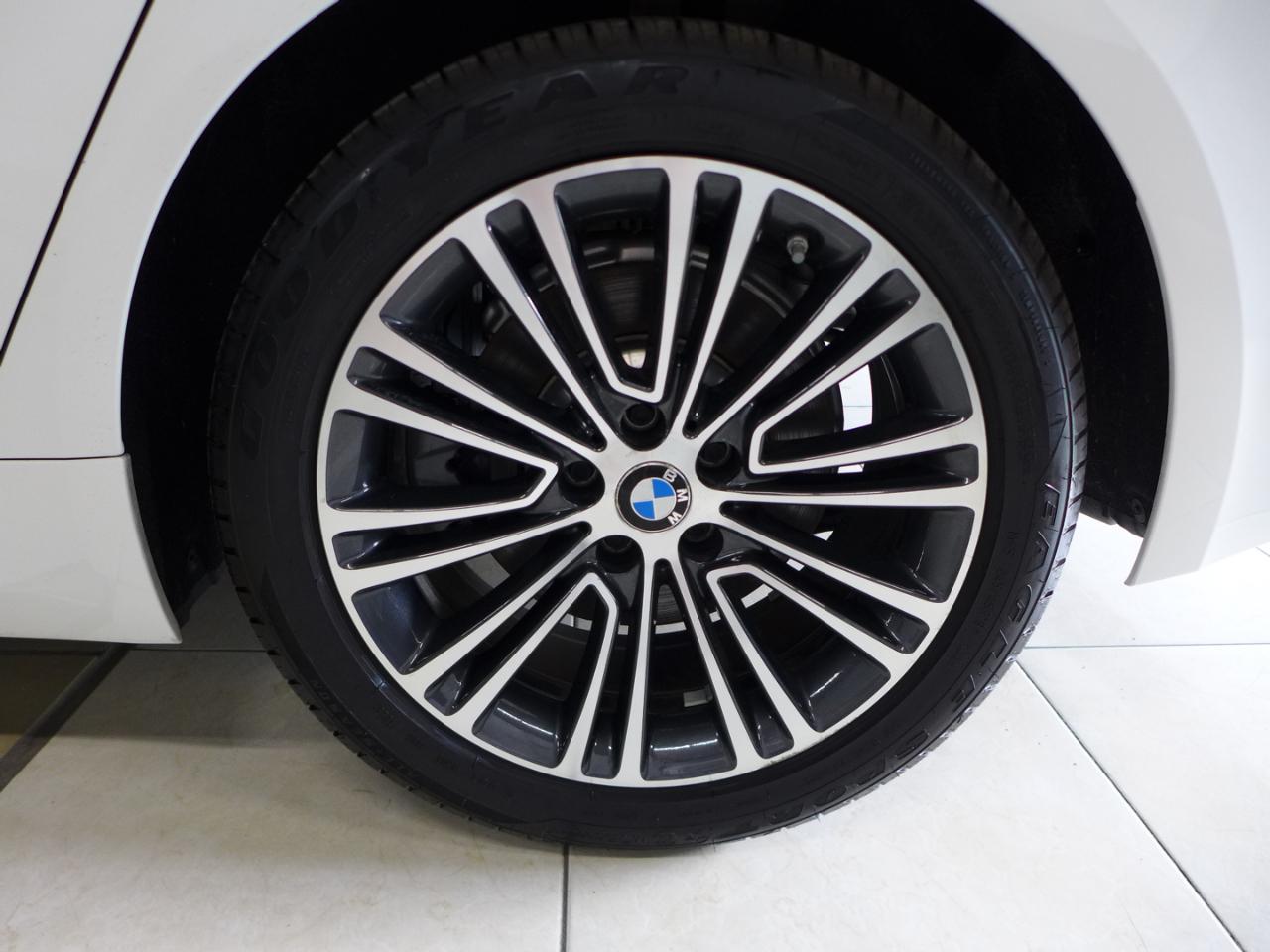 BMW 5-Series 530i 2019