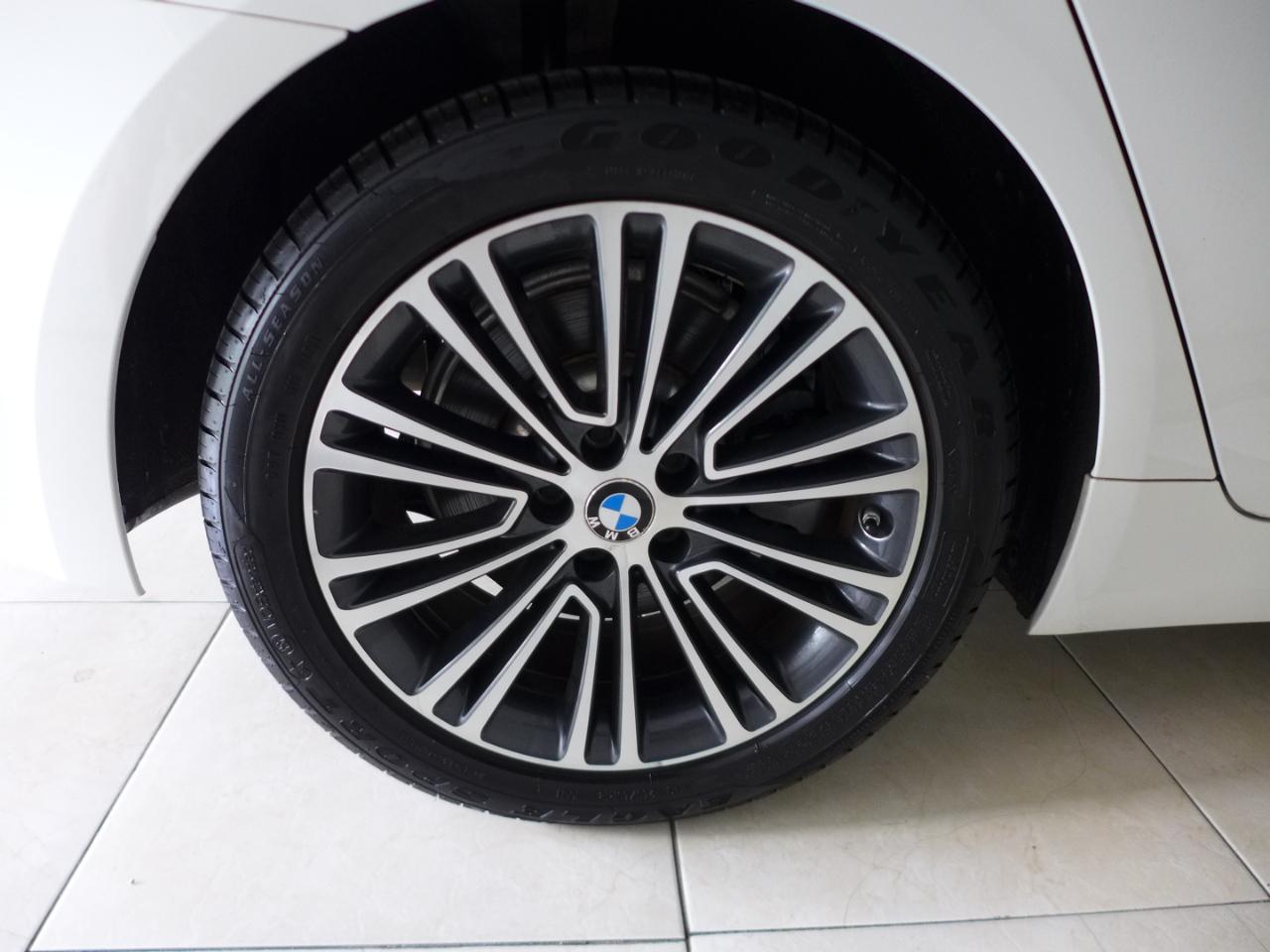 BMW 5-Series 530i 2019
