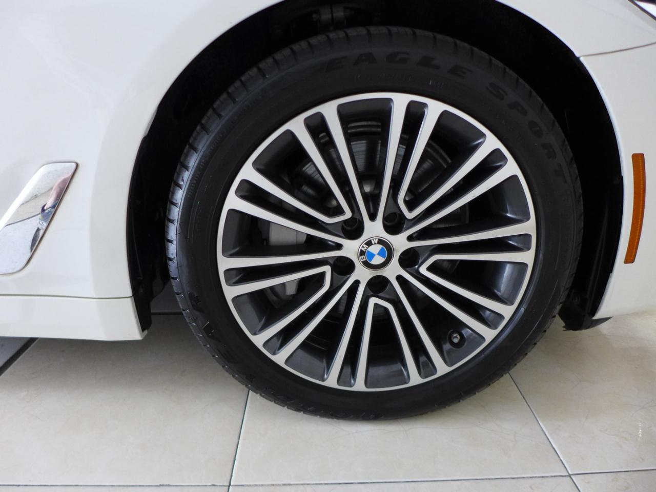BMW 5-Series 530i 2019