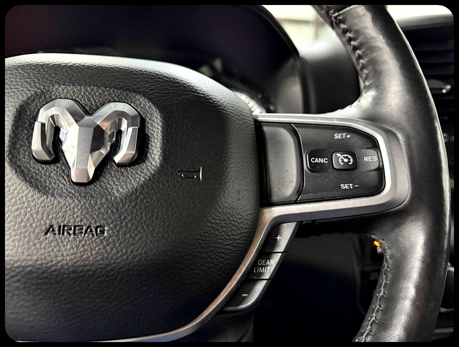 RAM 1500 Big Horn Crew Cab 4WD 2020