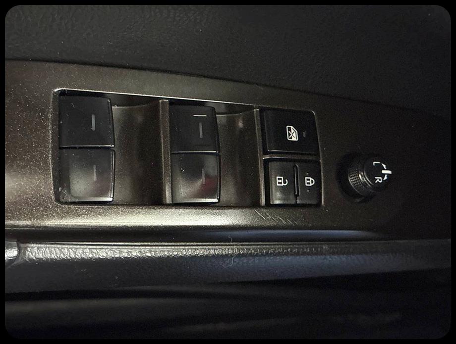 Toyota Camry SE 2023