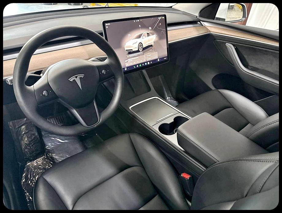 Tesla Model Y  2024