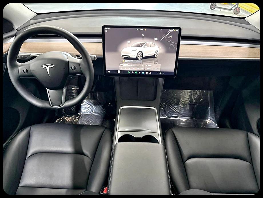 Tesla Model Y  2024