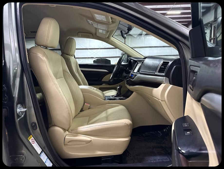 Toyota Highlander LE AWD V6 2016