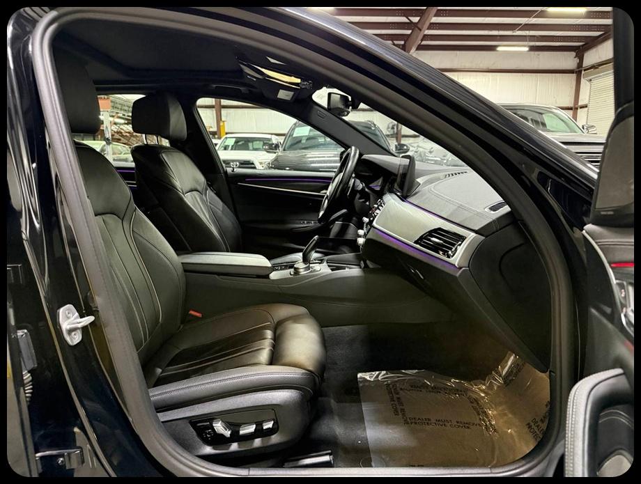BMW 5-Series M550i xDrive 2022
