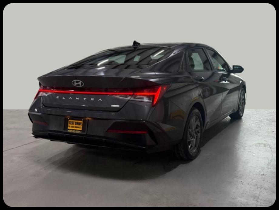 Hyundai Elantra Hybrid Blue 2025