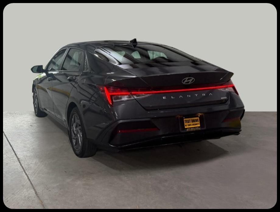 Hyundai Elantra Hybrid Blue 2025