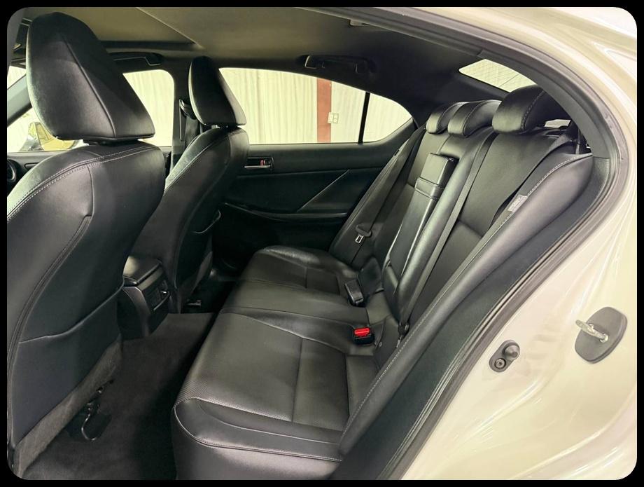Lexus IS 300 RWD 2022