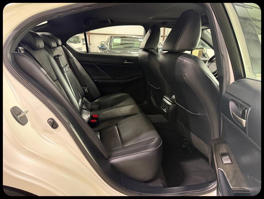 Lexus IS 300 RWD 2022