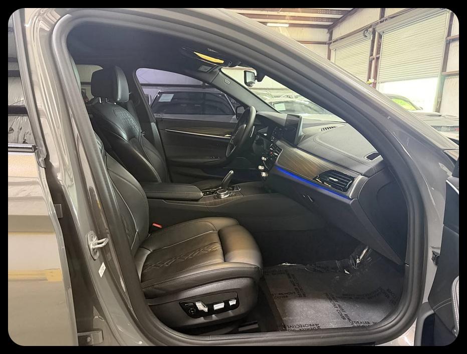 BMW 5-Series M550i xDrive 2021