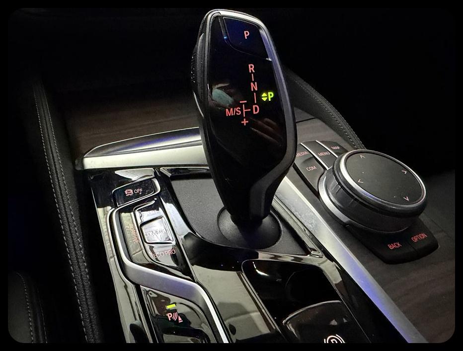 BMW 5-Series M550i xDrive 2021