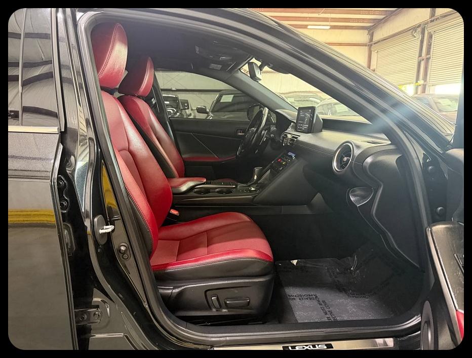 Lexus IS 300 RWD 2022