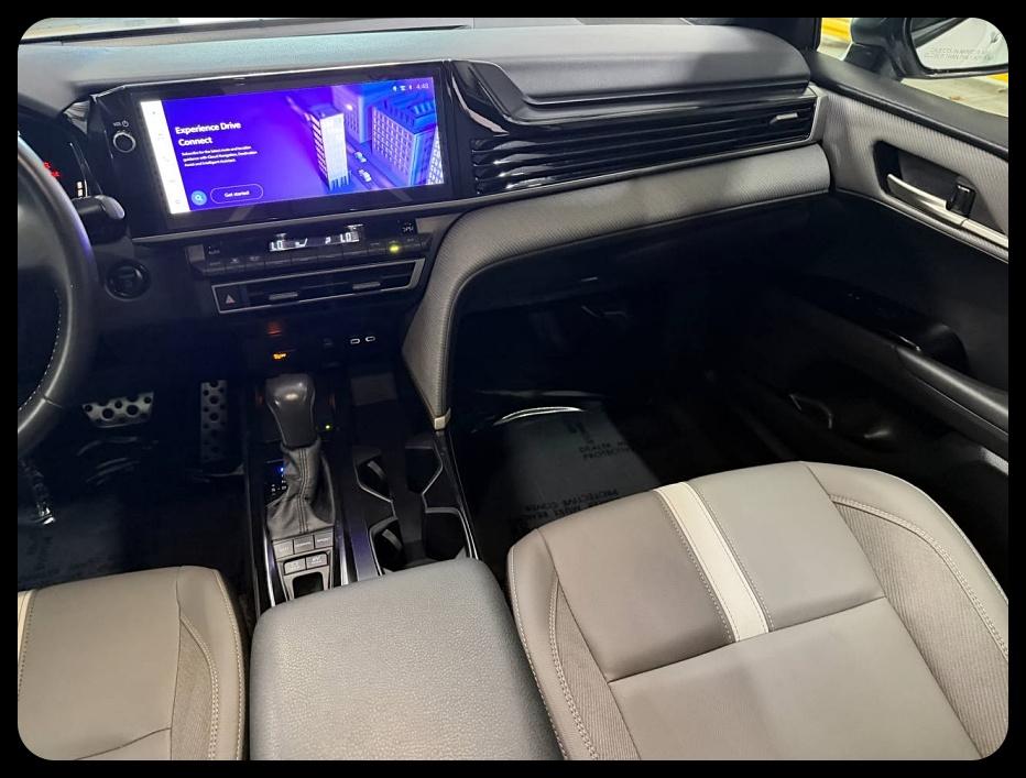 Toyota Camry Hybrid SE 2025