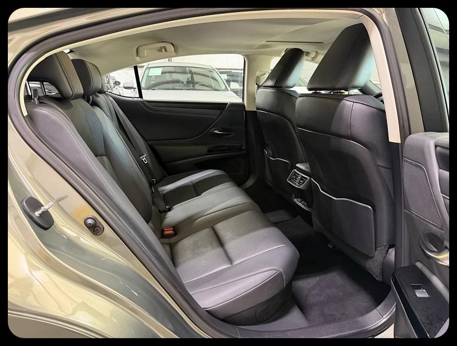 Lexus ES 300h Base 2022