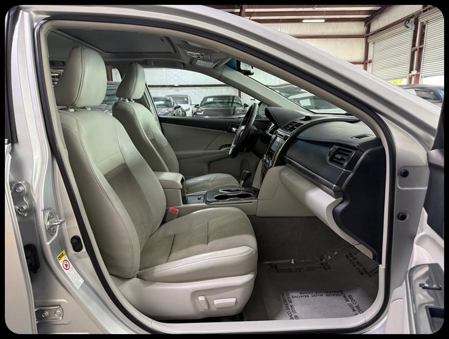 Toyota Camry photo 9