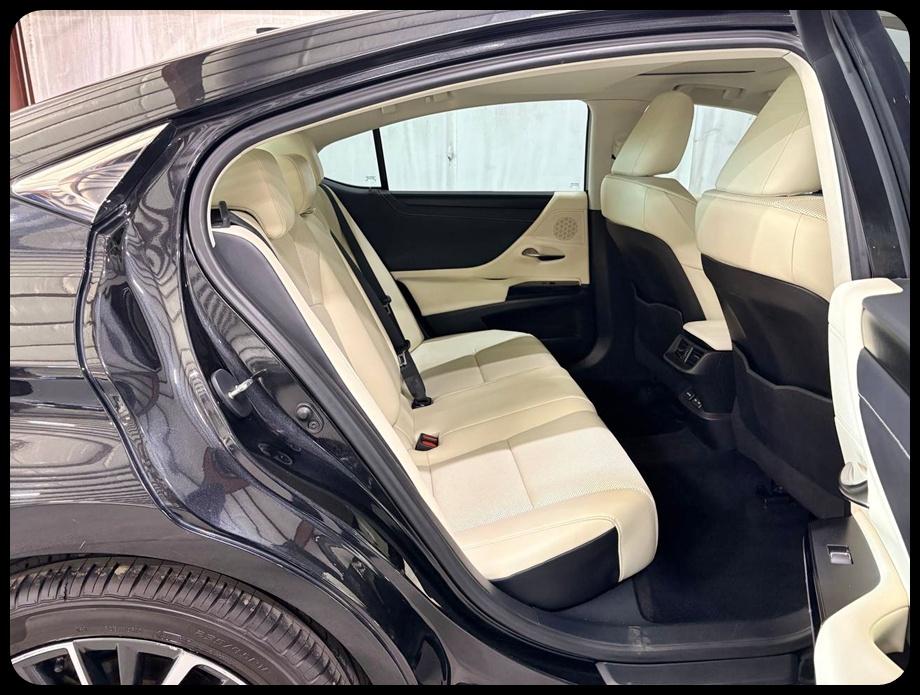 Lexus ES photo 11