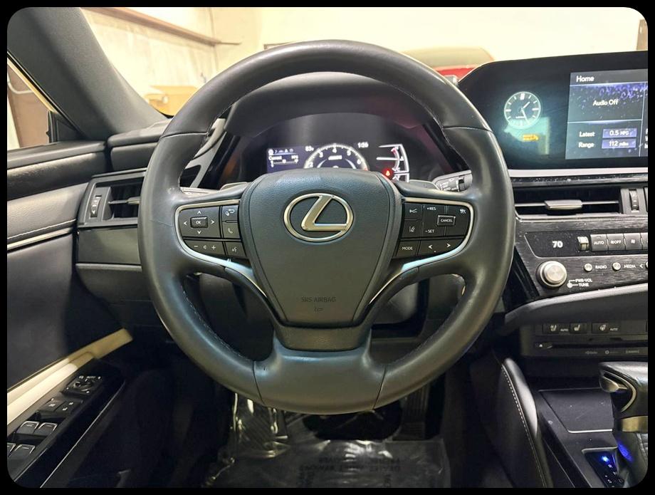 Lexus ES photo 14