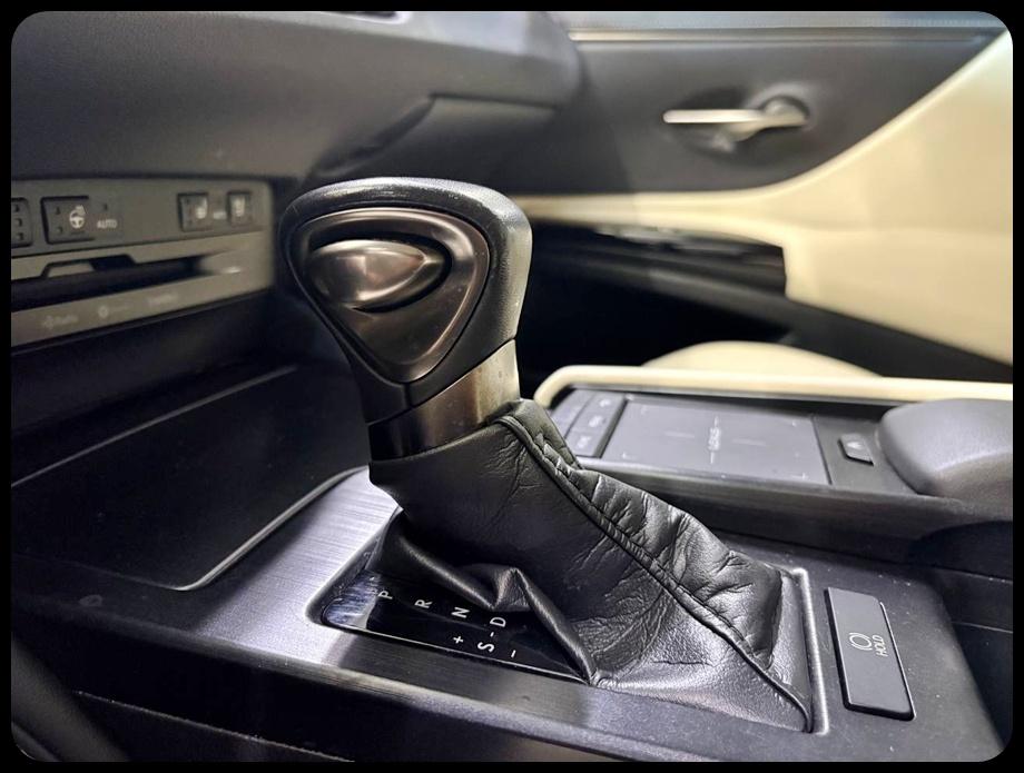 Lexus ES photo 22