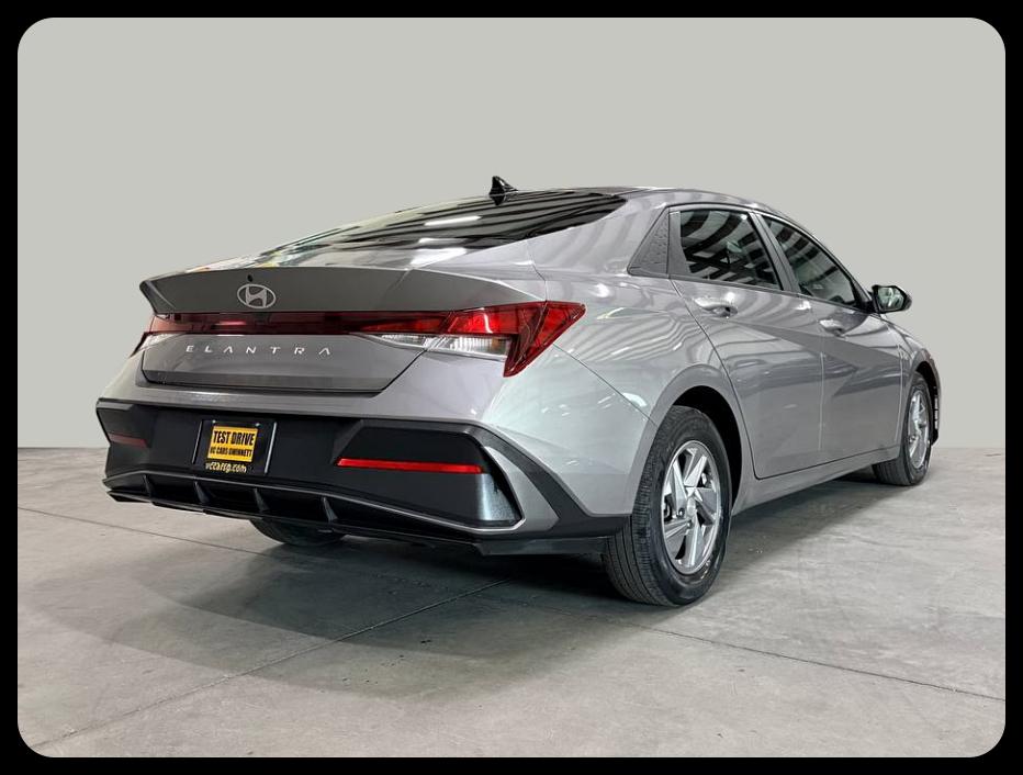 Hyundai Elantra photo 5