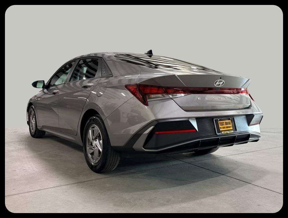 Hyundai Elantra photo 7