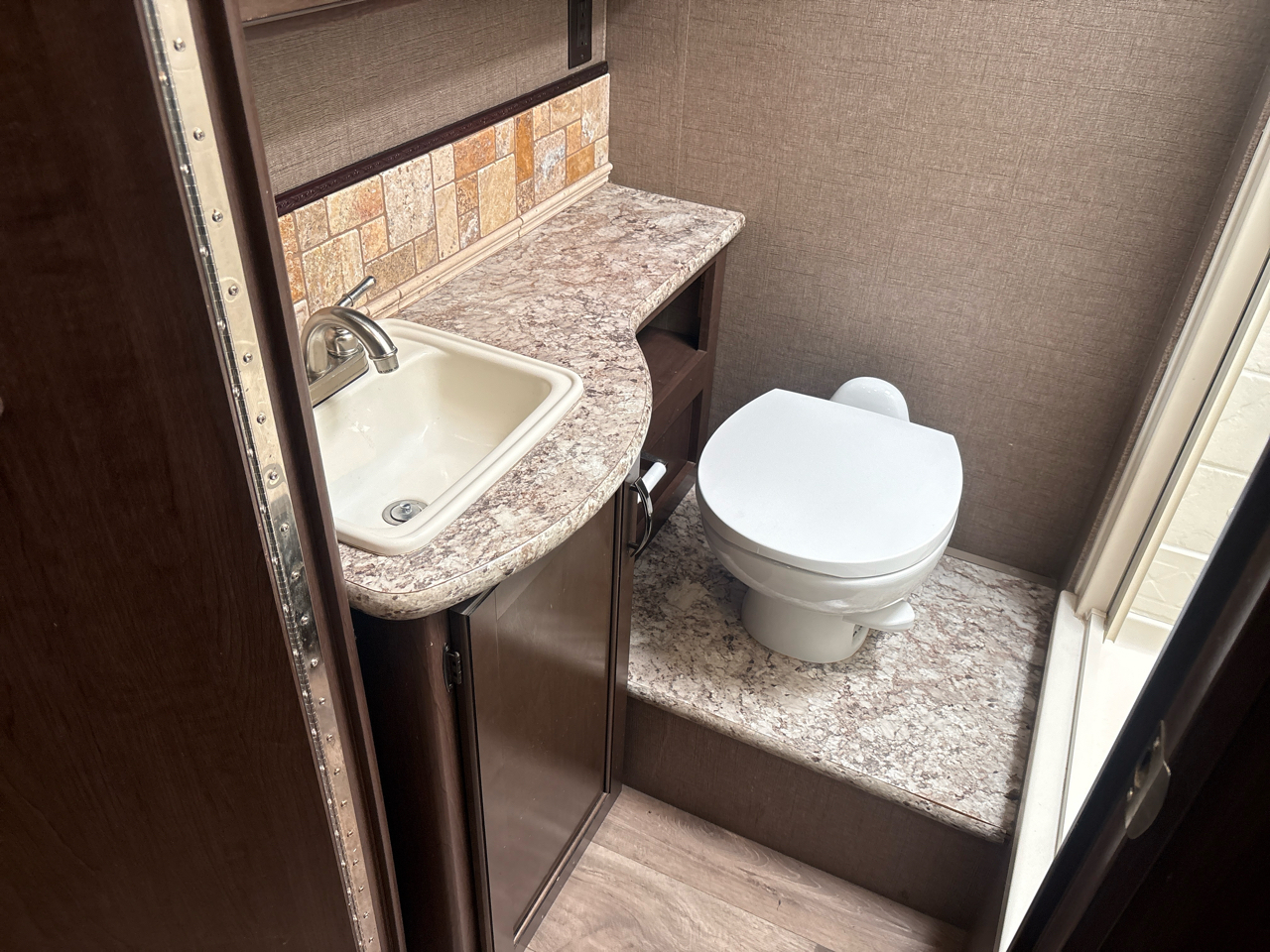 Thor Motor Coach Freedom Elite  2017