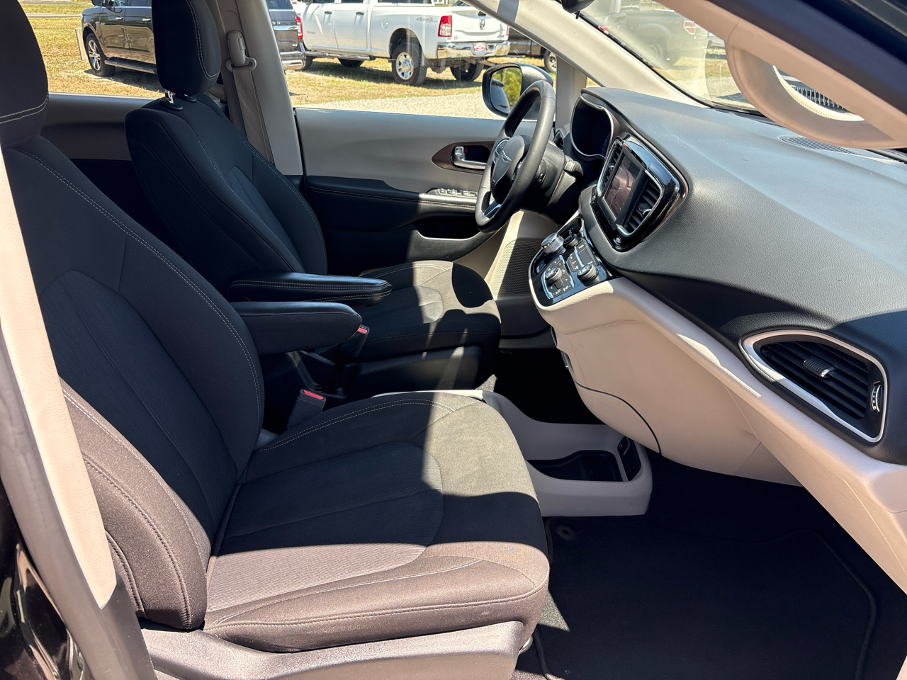 Chrysler Voyager LX FWD 2023