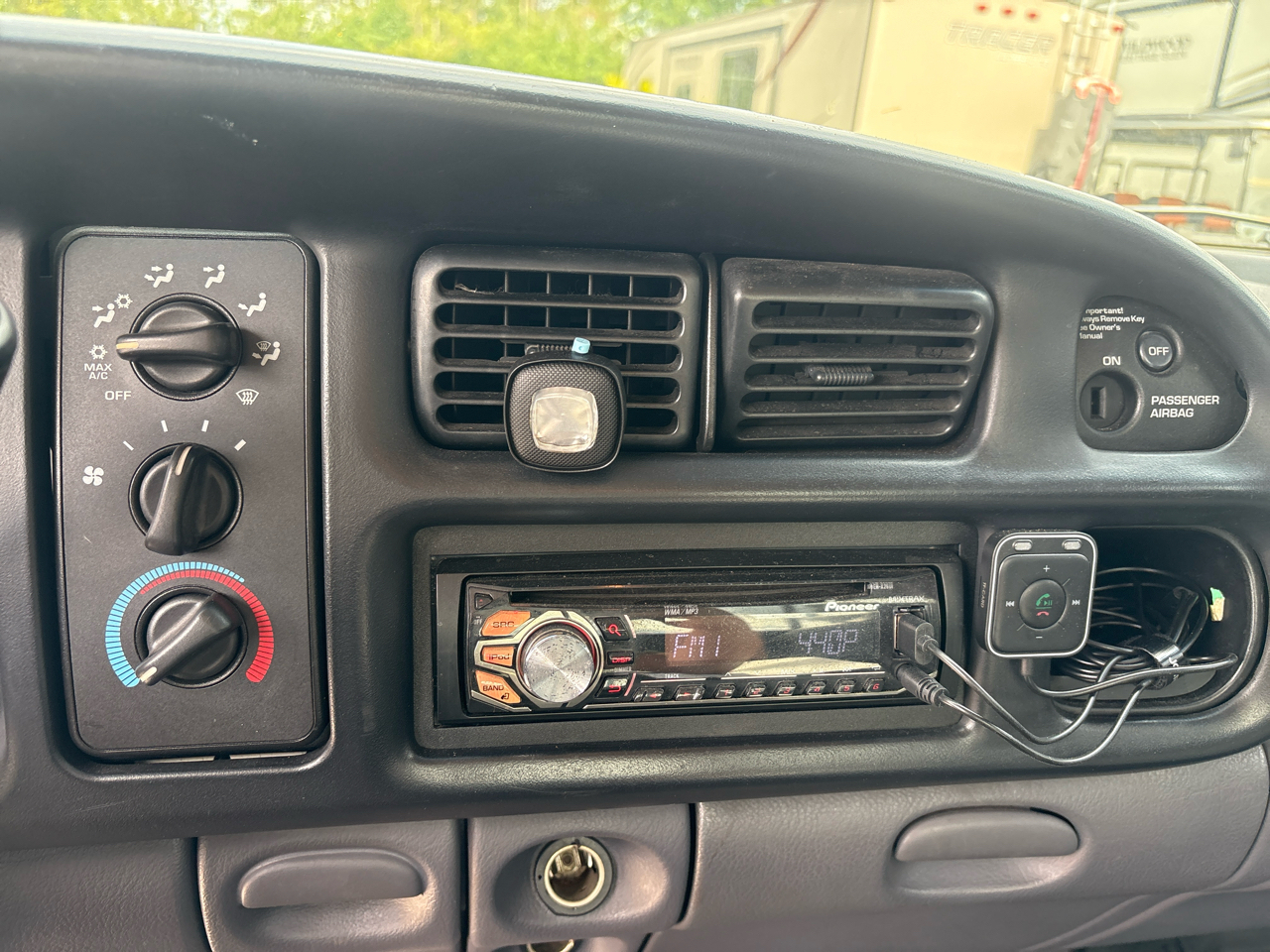 Dodge Ram 1500 2dr Reg Cab 119" WB Work Special 2001