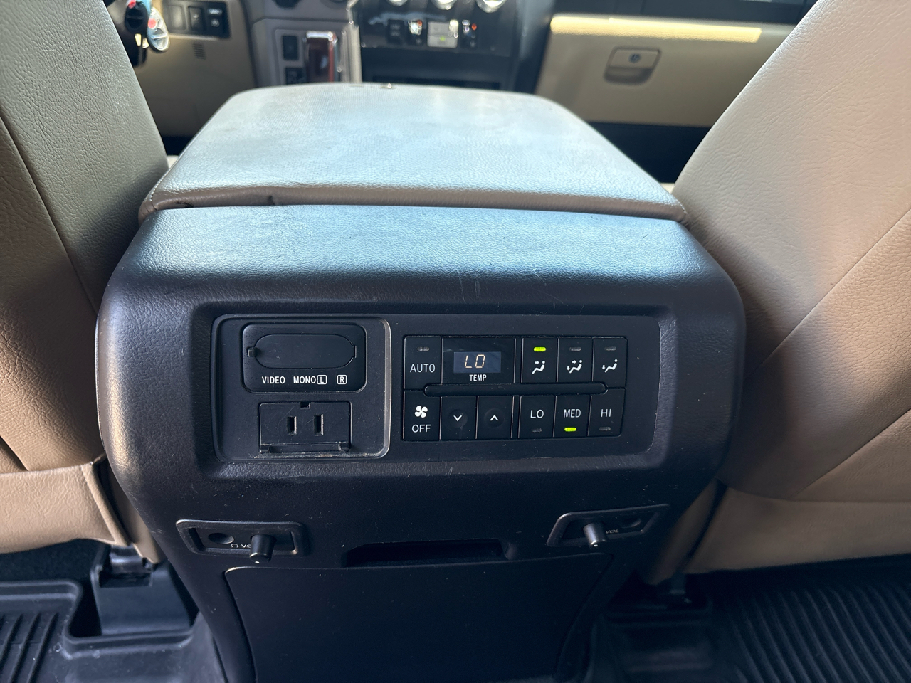 Toyota Sequoia RWD 5.7L Platinum (Natl) 2016