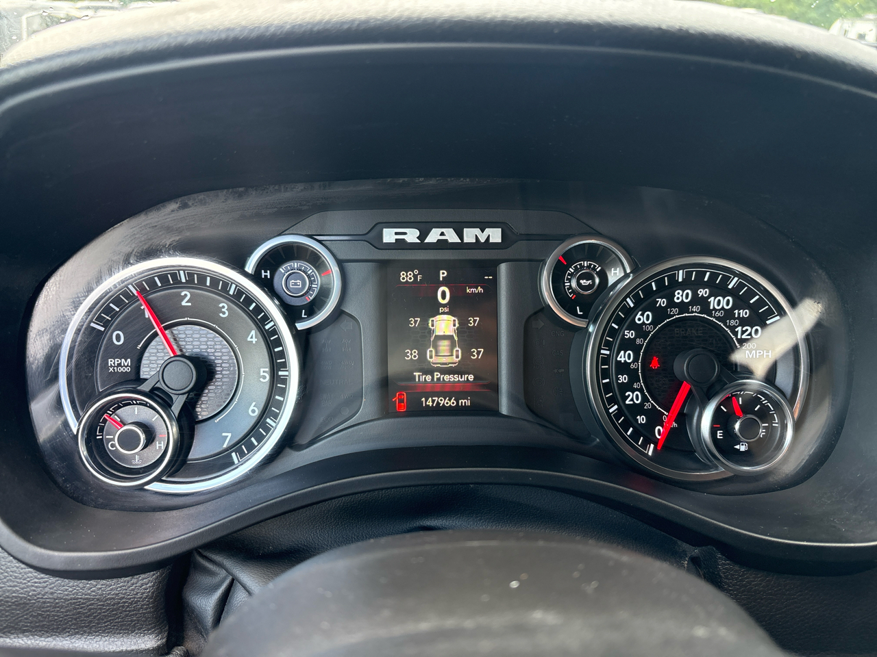 RAM 1500 Tradesman 4x2 Quad Cab 6'4" Box 2023