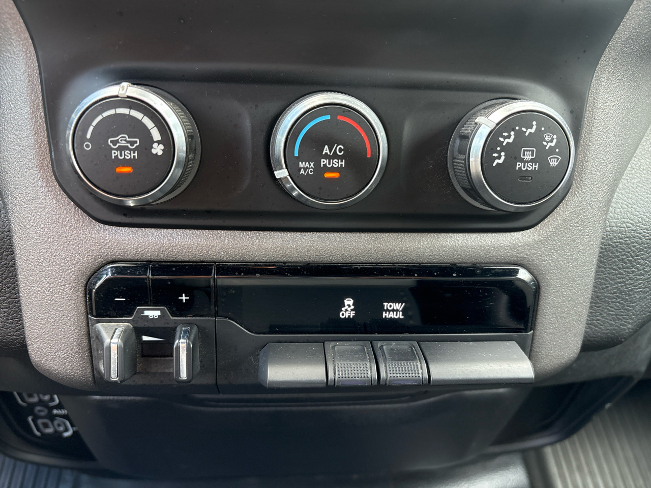RAM 1500 Tradesman 4x2 Quad Cab 6'4" Box 2023