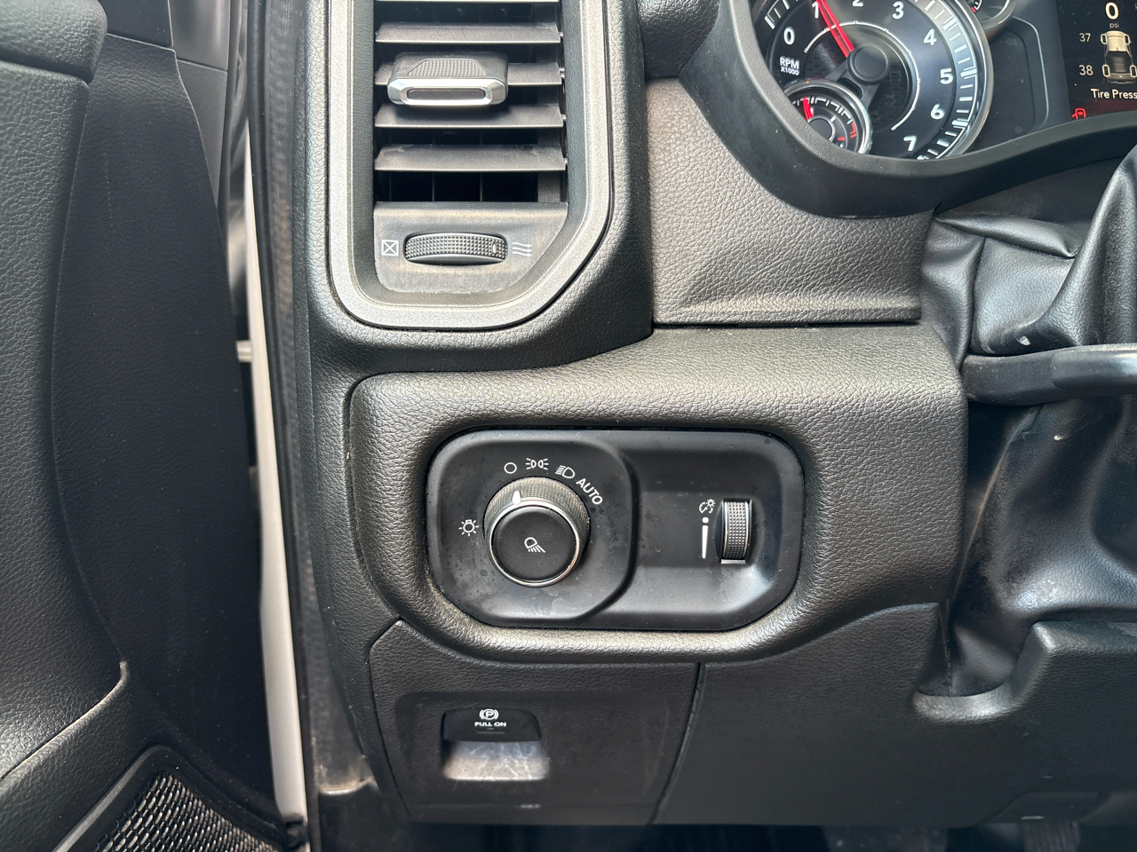 RAM 1500 Tradesman 4x2 Quad Cab 6'4" Box 2023