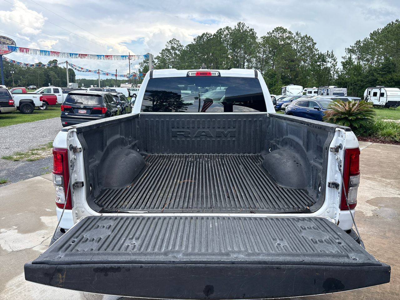 RAM 1500 Tradesman 4x2 Quad Cab 6'4" Box 2023