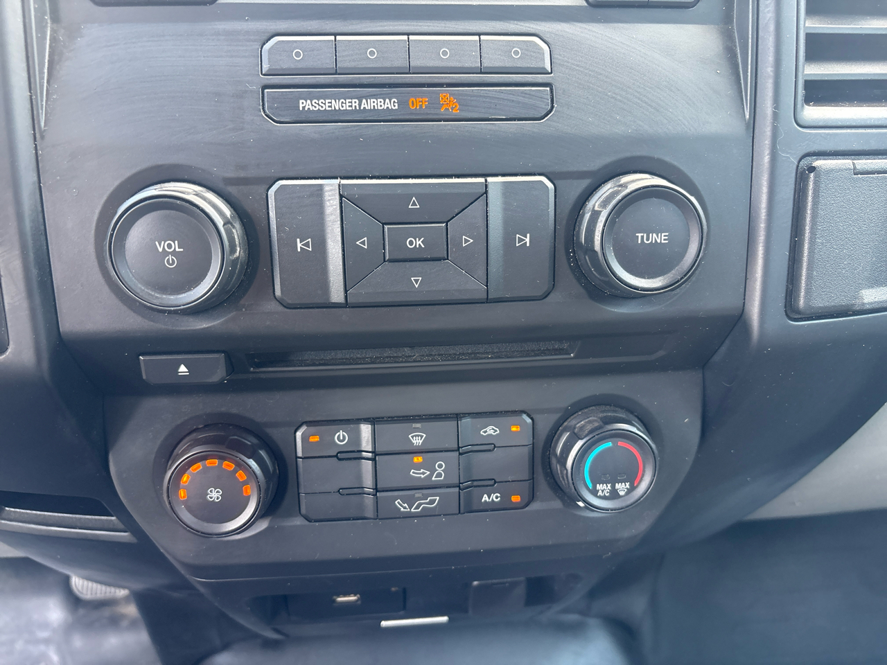 Ford F-150 4WD Reg Cab 141" XLT 2016