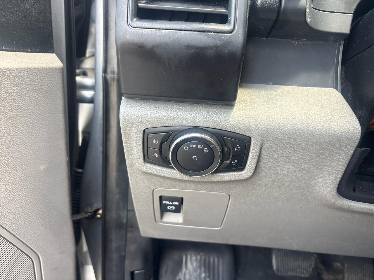 Ford F-150 4WD Reg Cab 141" XLT 2016