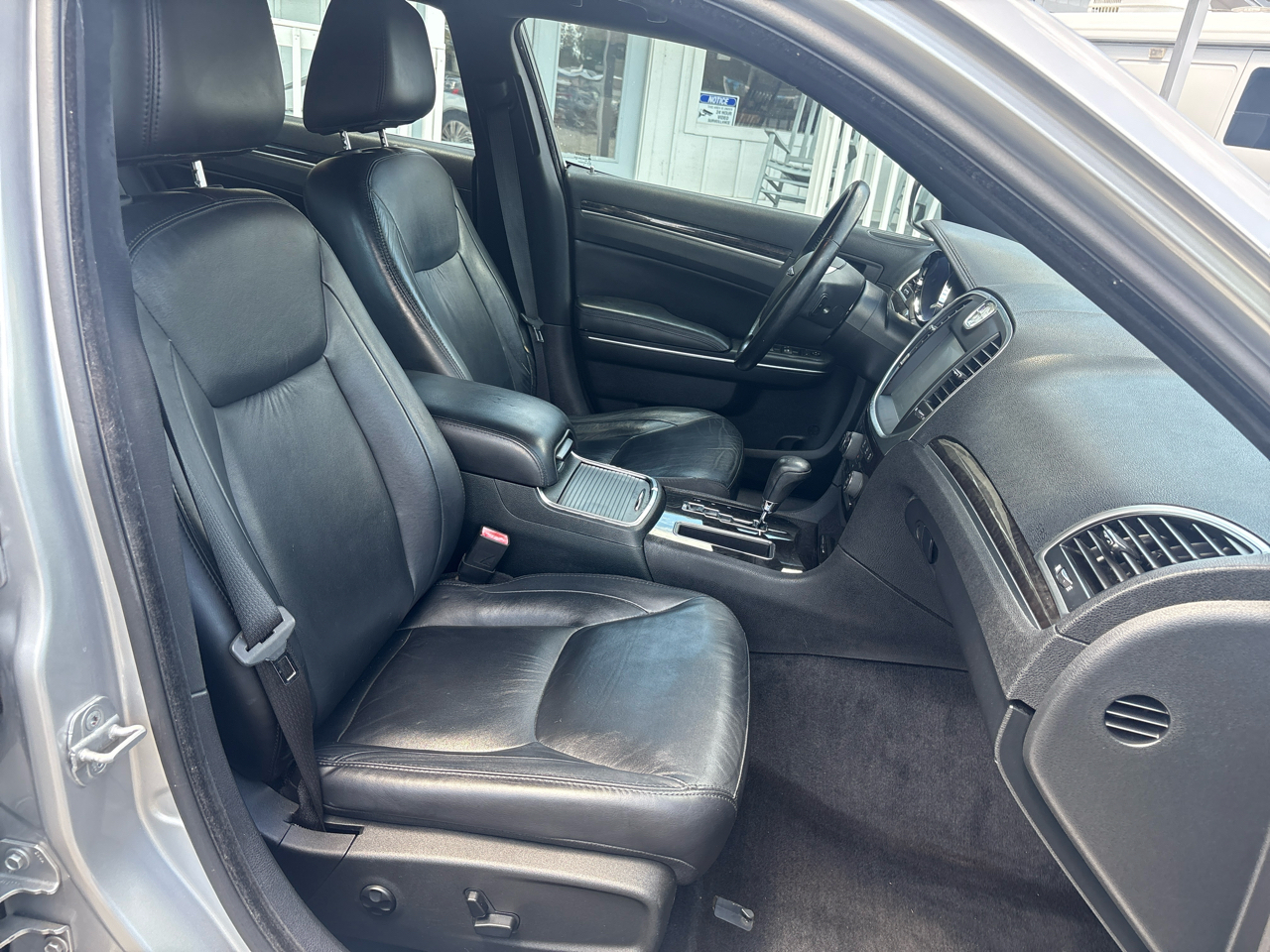 Chrysler 300 4dr Sdn Limited RWD 2011