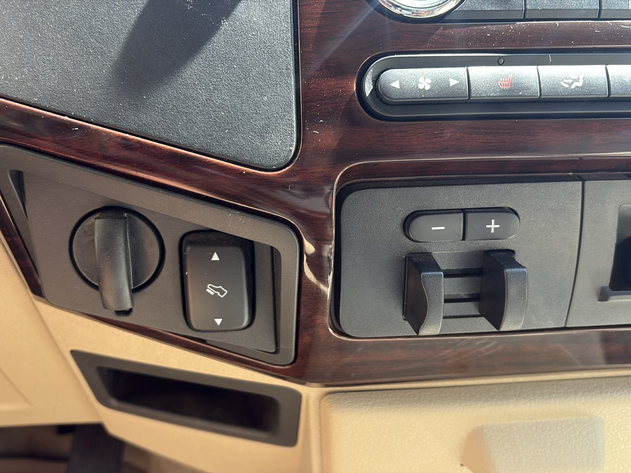 Ford Super Duty F-250 SRW 2WD Crew Cab 156" Lariat 2010