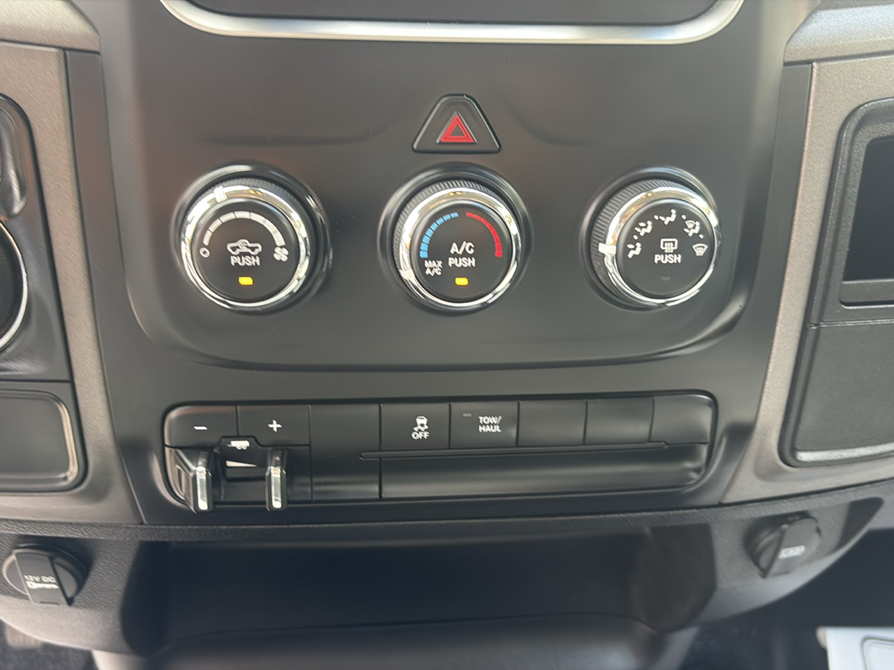 RAM 1500 Classic Tradesman 4x2 Quad Cab 6'4" Box 2023