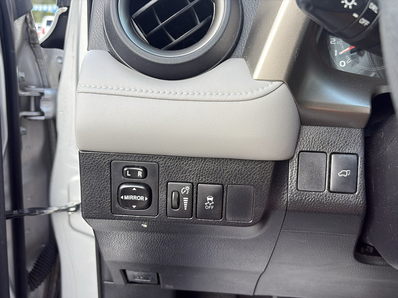 Toyota RAV4 FWD 4dr XLE (Natl) 2015