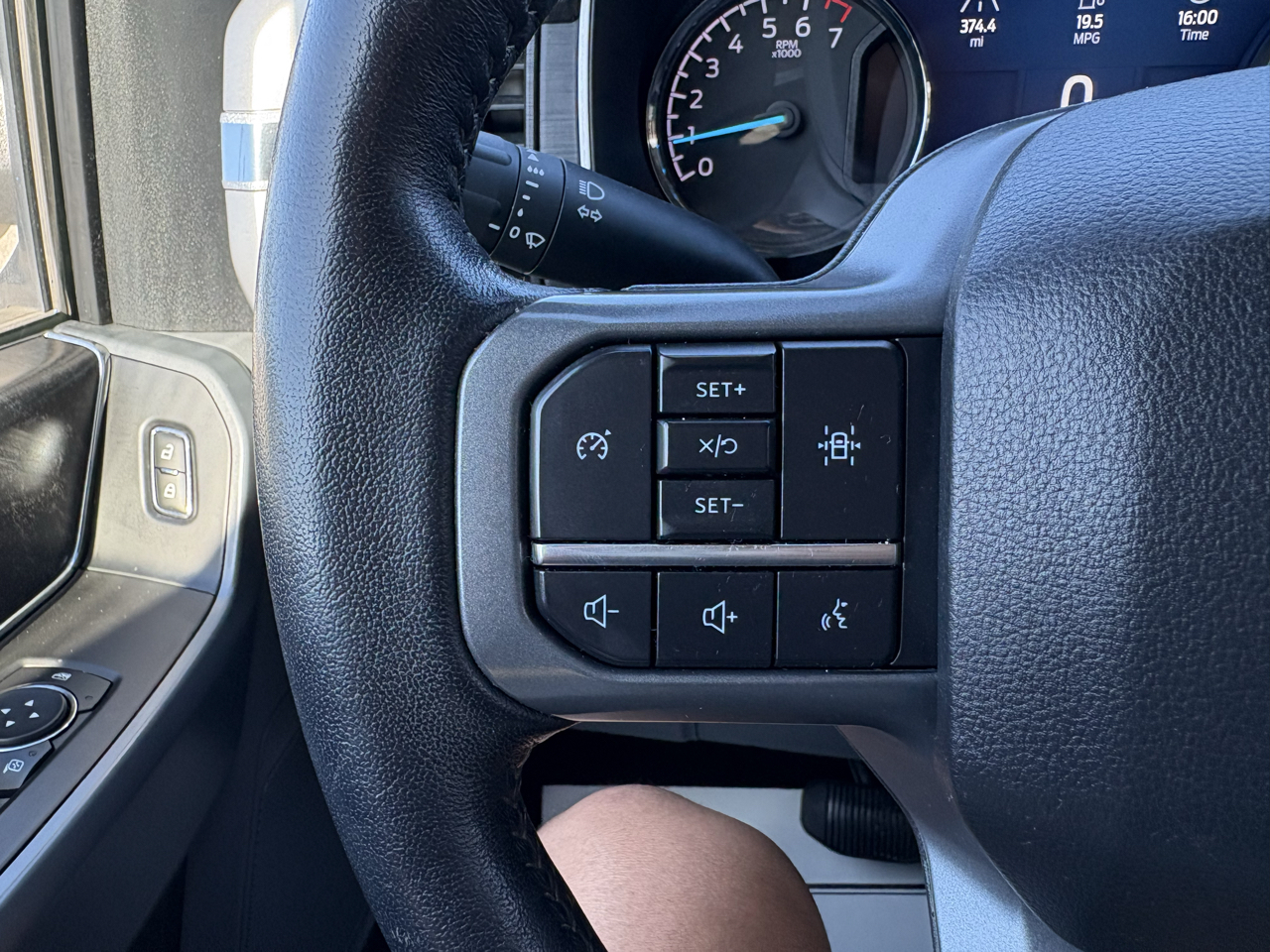 Ford F-150 4WD SuperCrew 139" XLT 2022