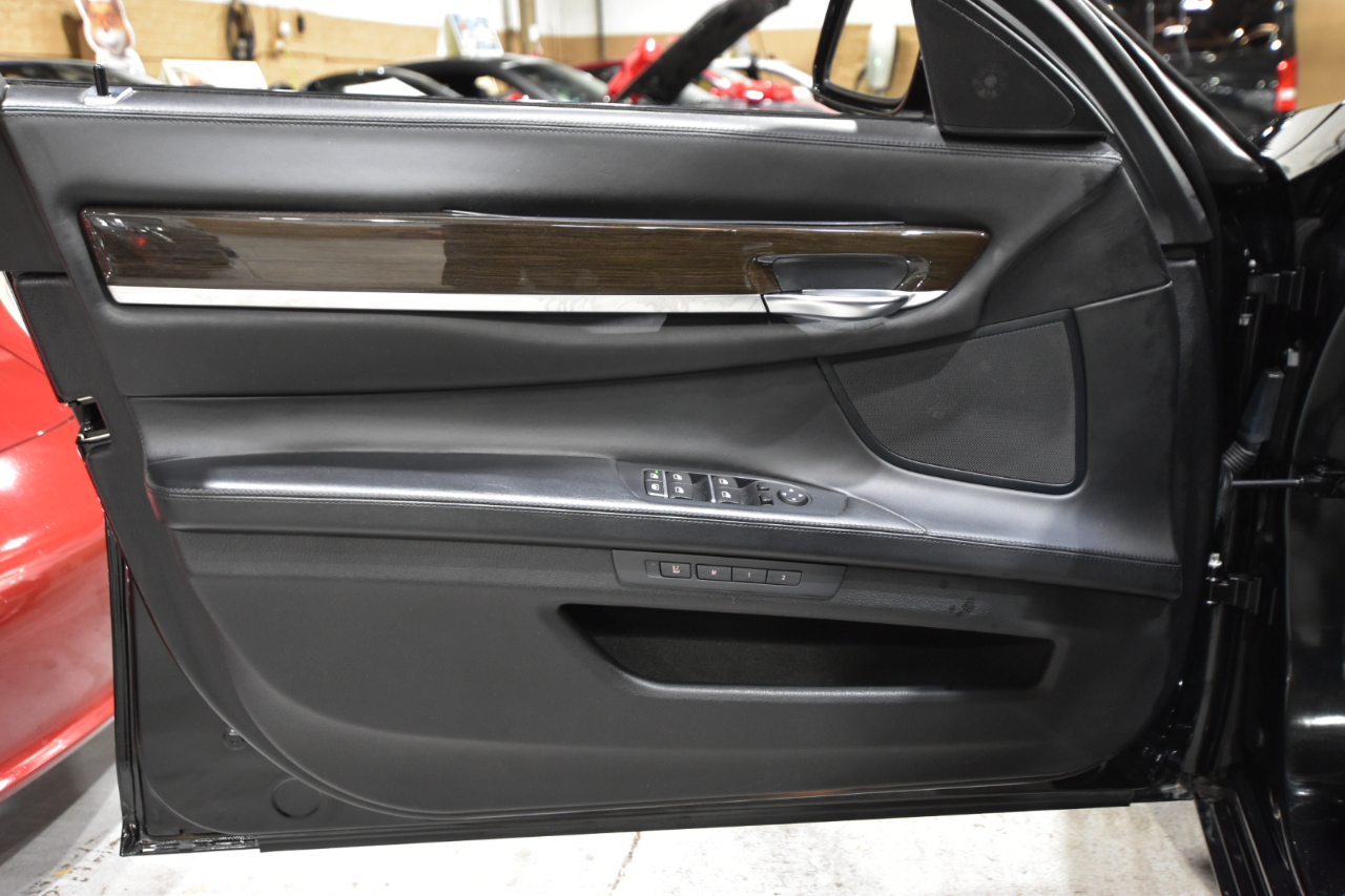 BMW 7 Series 4dr Sdn 750i xDrive AWD 2013