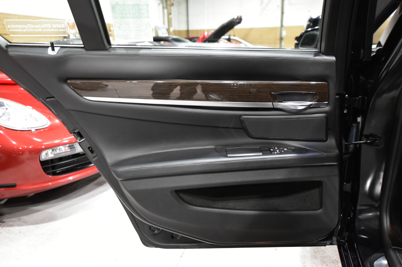 BMW 7 Series 4dr Sdn 750i xDrive AWD 2013