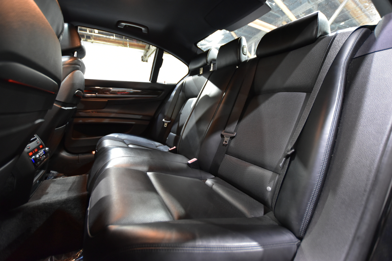 BMW 7 Series 4dr Sdn 750i xDrive AWD 2013