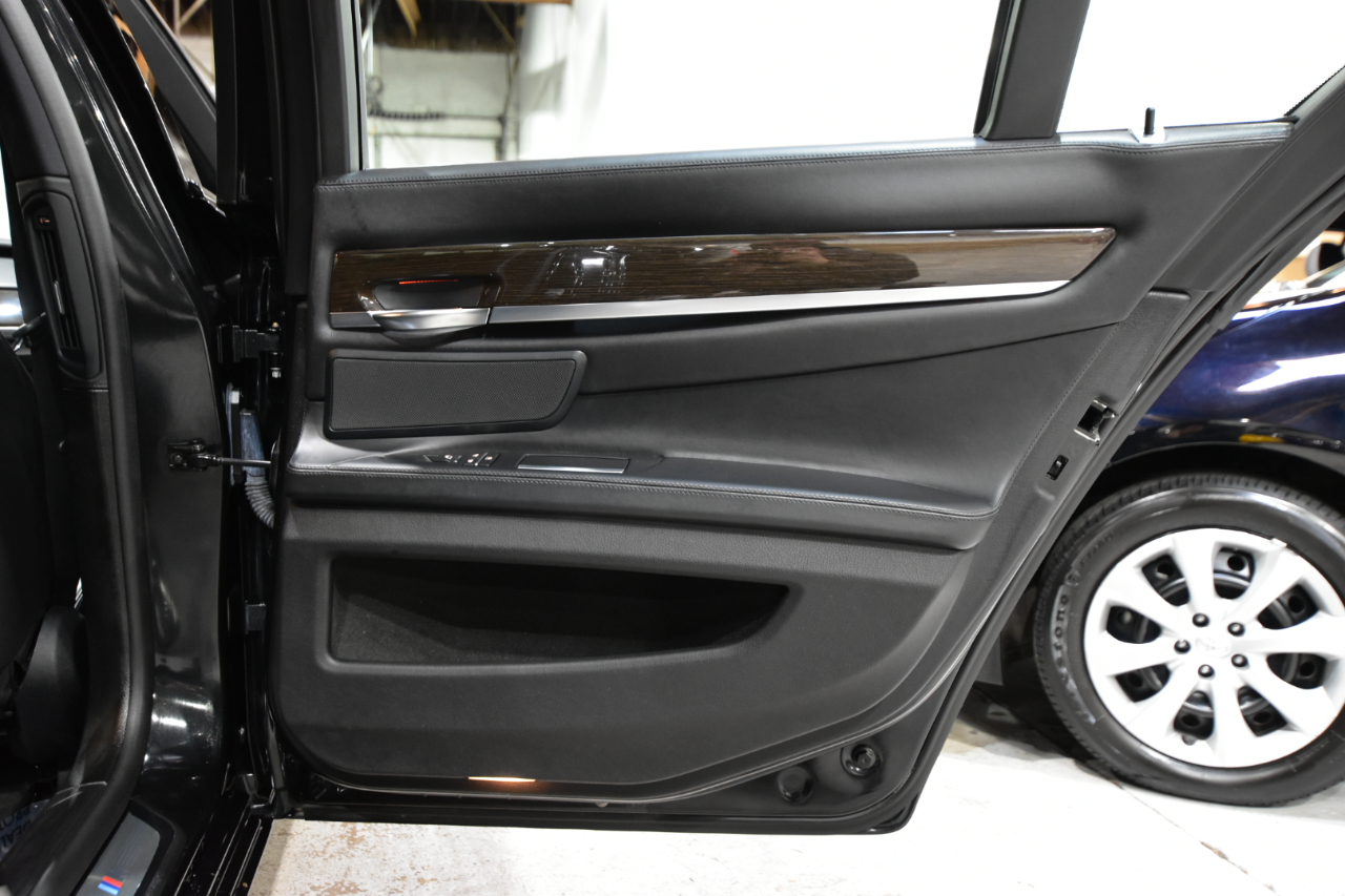 BMW 7 Series 4dr Sdn 750i xDrive AWD 2013