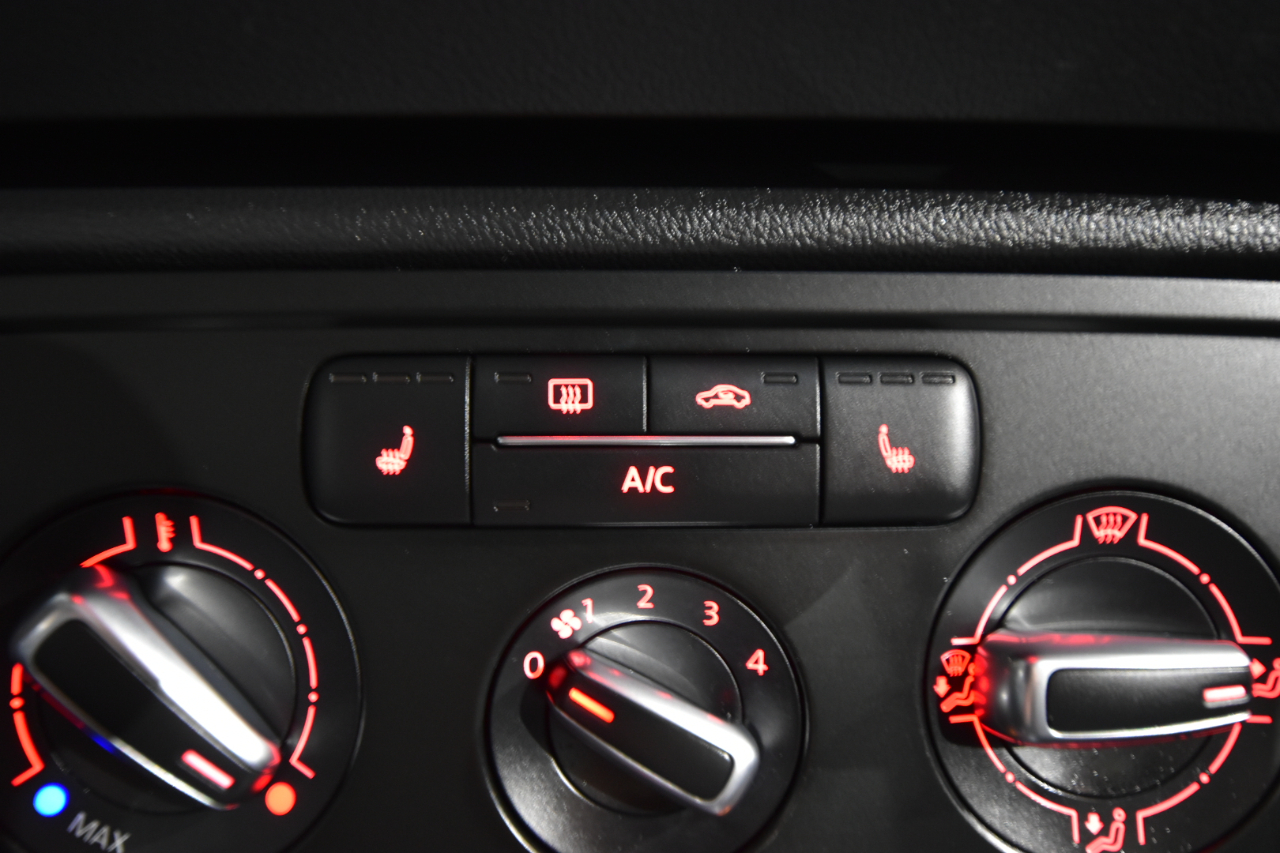 Volkswagen Beetle Coupe 2dr Auto 2.5L 2013