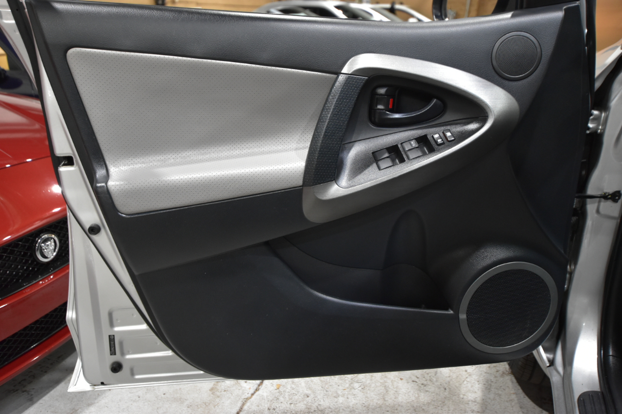 Toyota RAV4 4WD 4dr V6 5-Spd AT Ltd (Natl) 2011