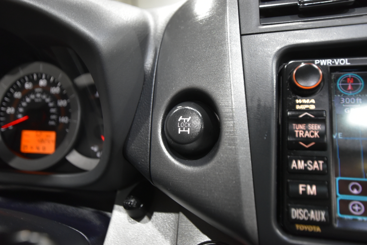 Toyota RAV4 4WD 4dr V6 5-Spd AT Ltd (Natl) 2011