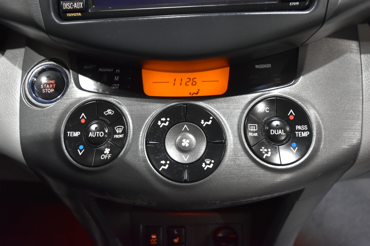 Toyota RAV4 4WD 4dr V6 5-Spd AT Ltd (Natl) 2011