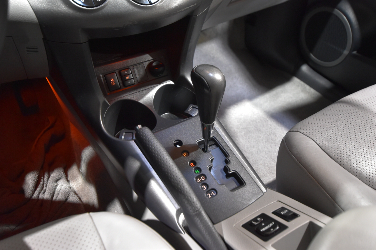 Toyota RAV4 4WD 4dr V6 5-Spd AT Ltd (Natl) 2011